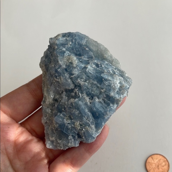 Blue calcite crystal specimen - Picture 1 of 4